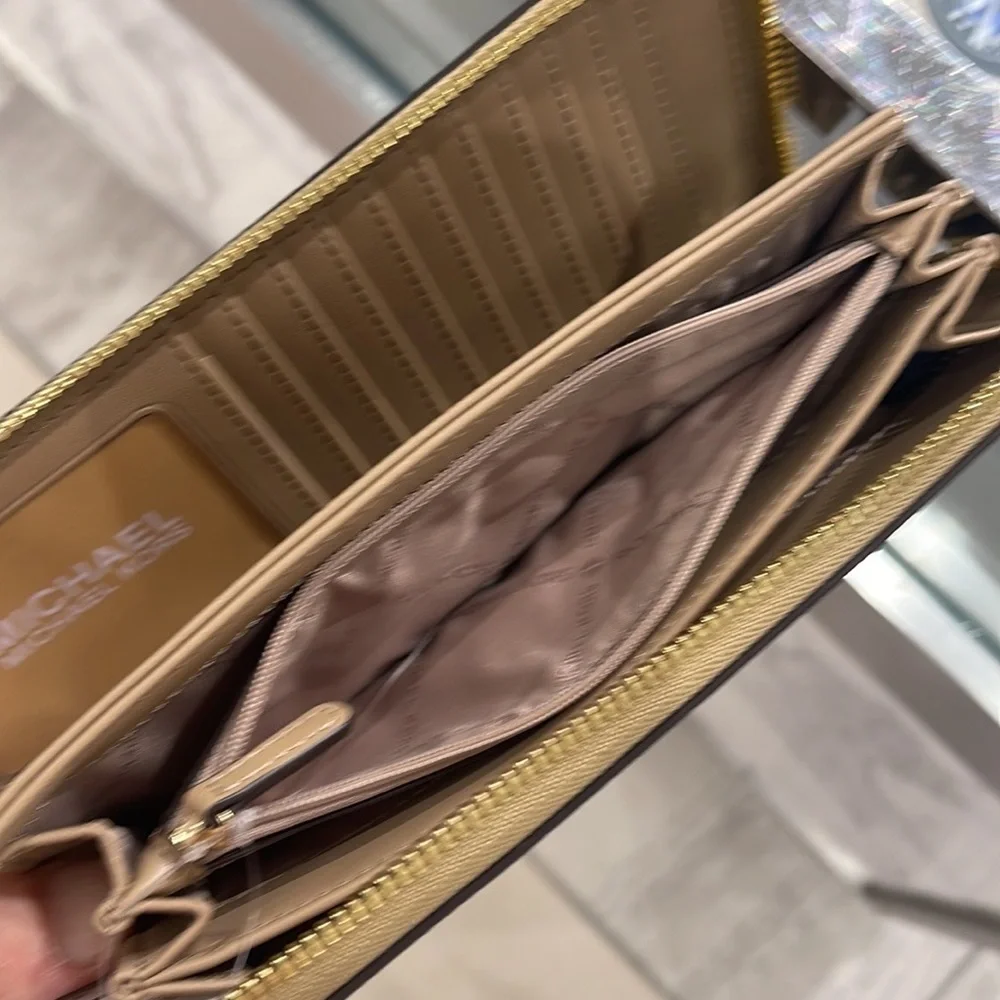 MICHAEL KORS LARGE TRAVEL CONTINENTAL WRISTLET WALLET PHONEHOLDER CAMEL